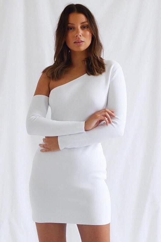 oblique shoulder long-sleeved dress.