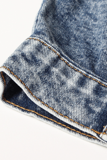 Short denim long-sleeved jacket.