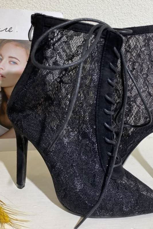 Mesh Pointy Toe Lace-Up Boots.