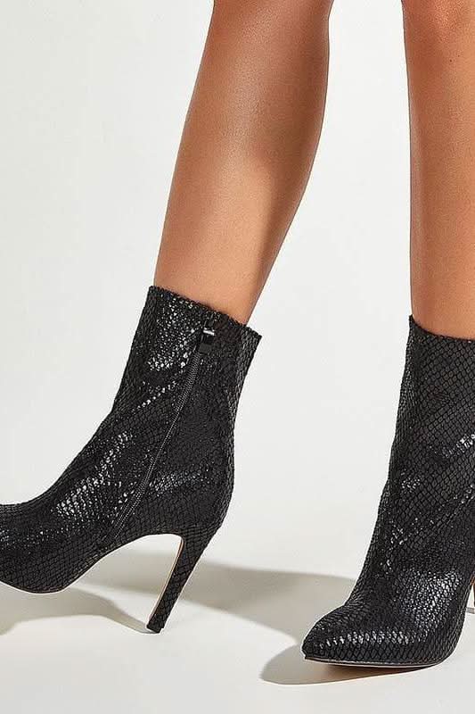 Leather Zippers Black Pointy Toe Stiletto High Heel Boot.