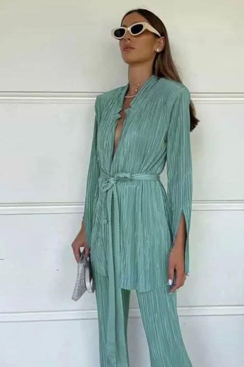 Elegant suit with split sleeves, lace-up shirt and pleated pants. - Side View