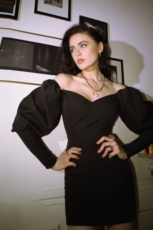 Puff sleeves red high-waisted dress - Image 4