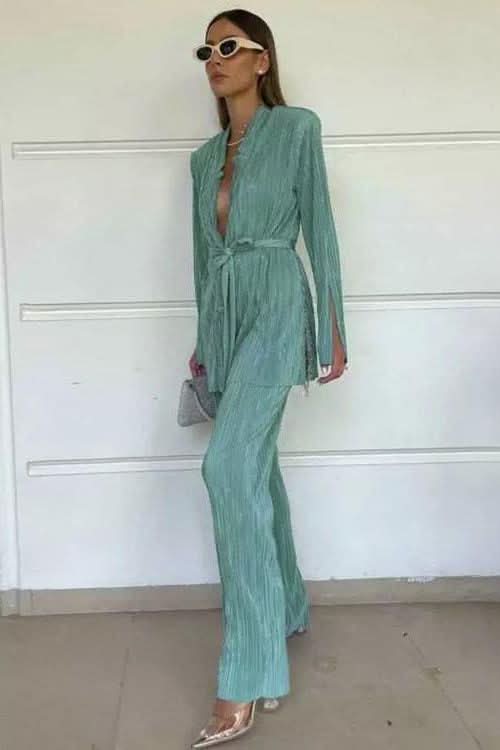 Elegant suit with split sleeves, lace-up shirt and pleated pants. - Detail