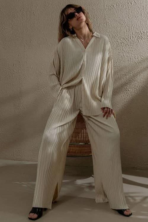 Two-piece pleated shirt trousers suit - Side View