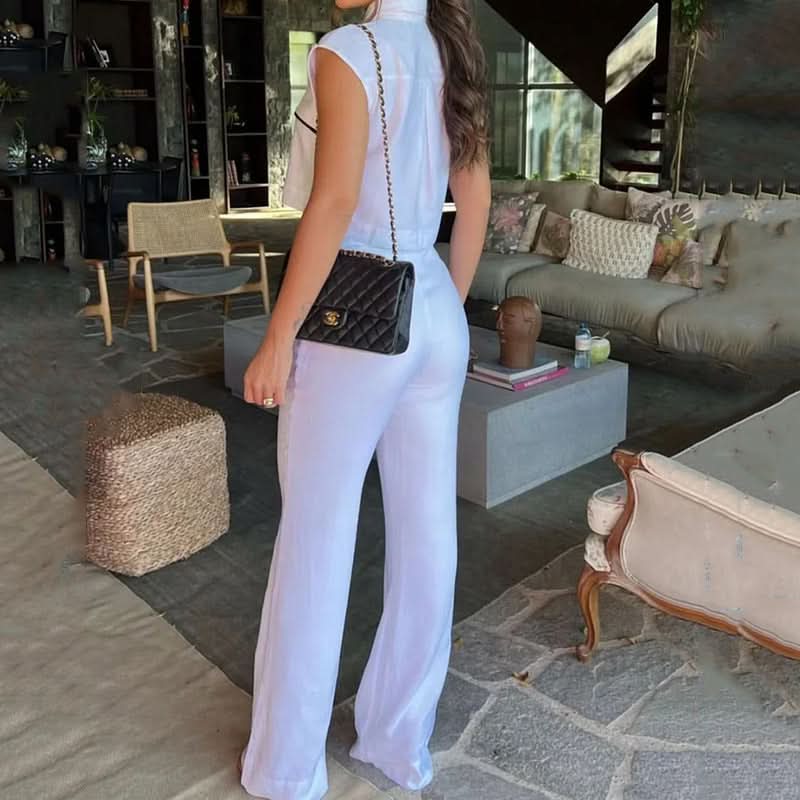 Casual suit of shirt with pockets and pants. - Detail