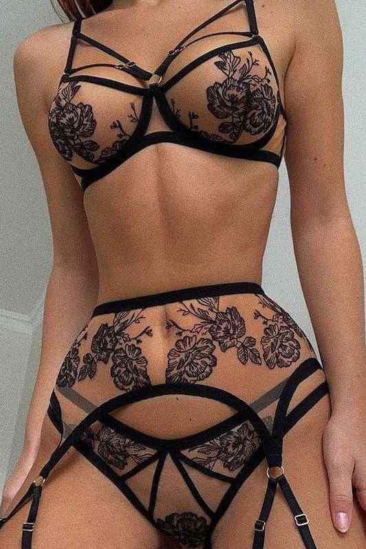 Lace split garter three-piece black set.